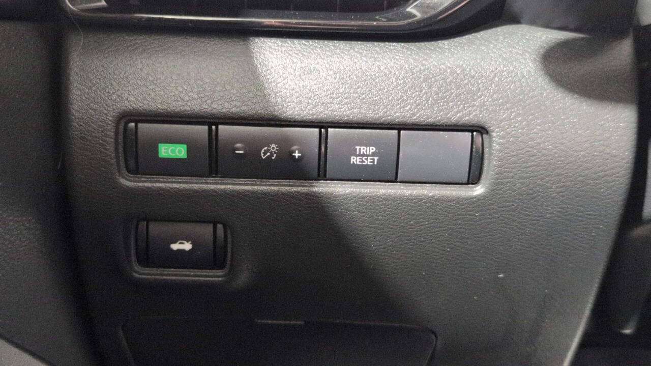 Vehicle image 28 of 32