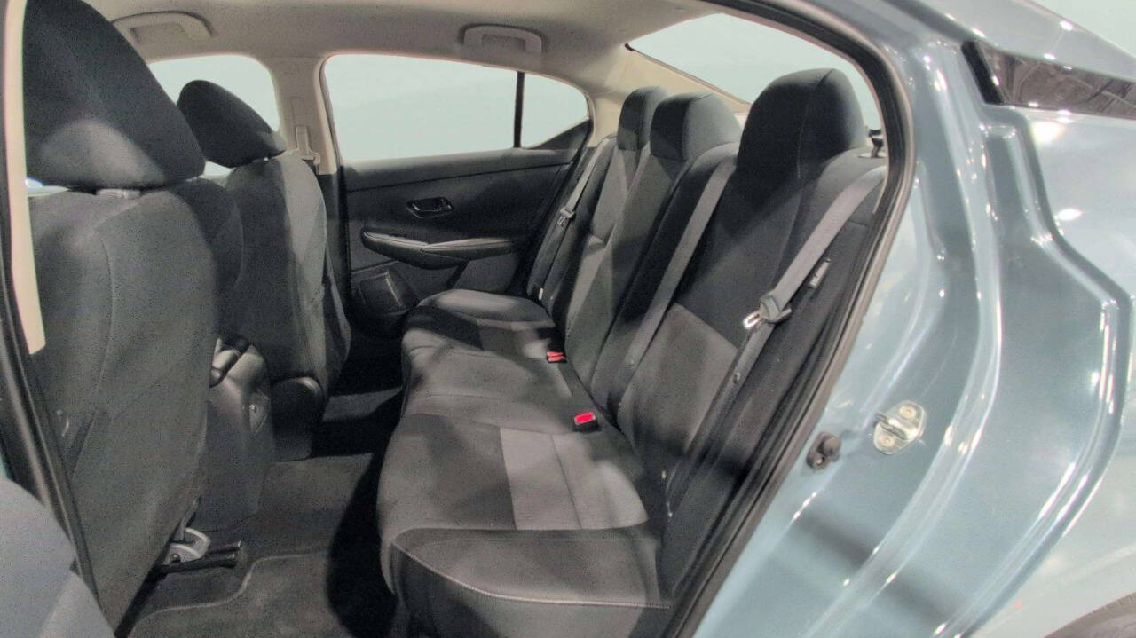 Vehicle image 14 of 32