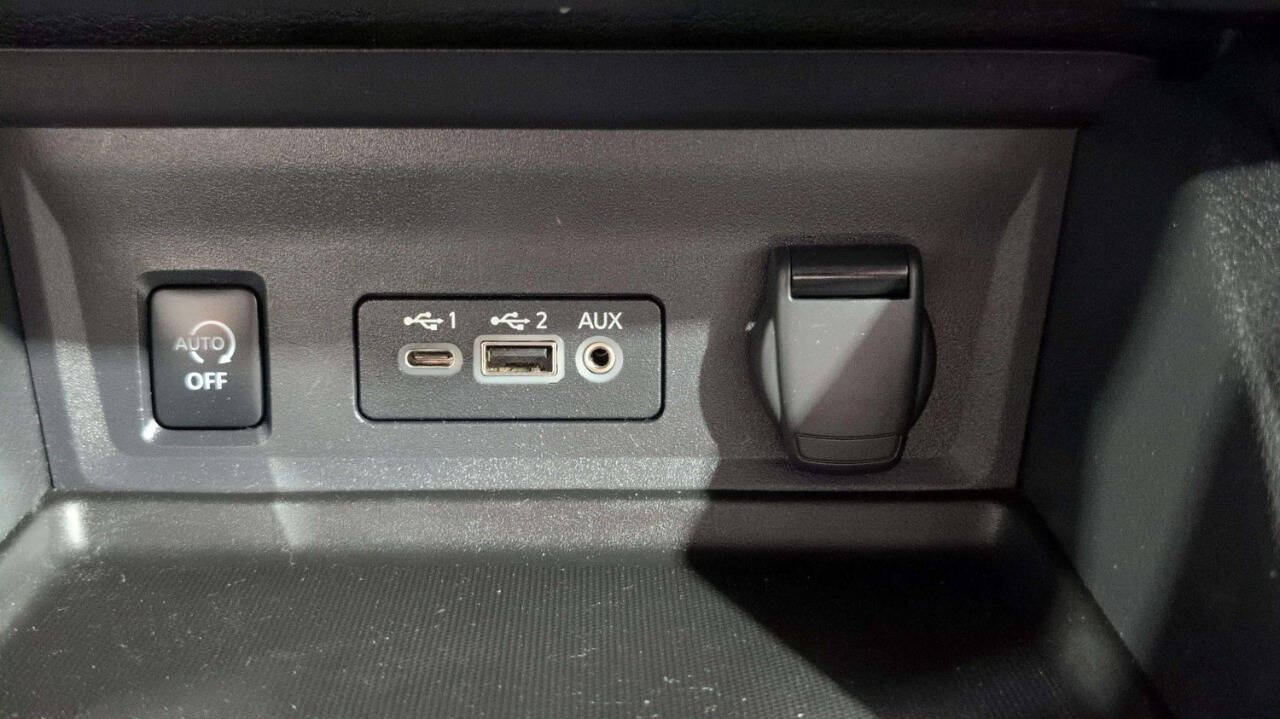 Vehicle image 29 of 32