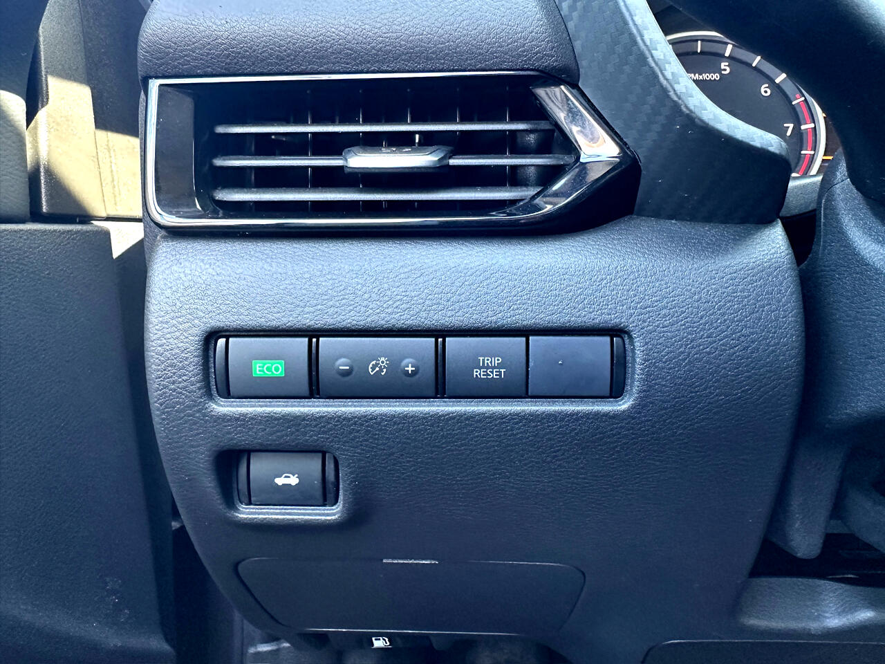 Vehicle image 32 of 44