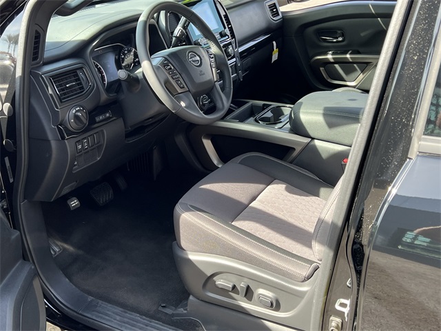 Vehicle image 12 of 28