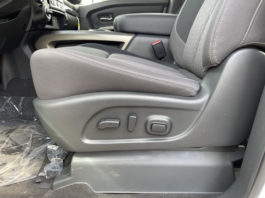 Vehicle image 14 of 31