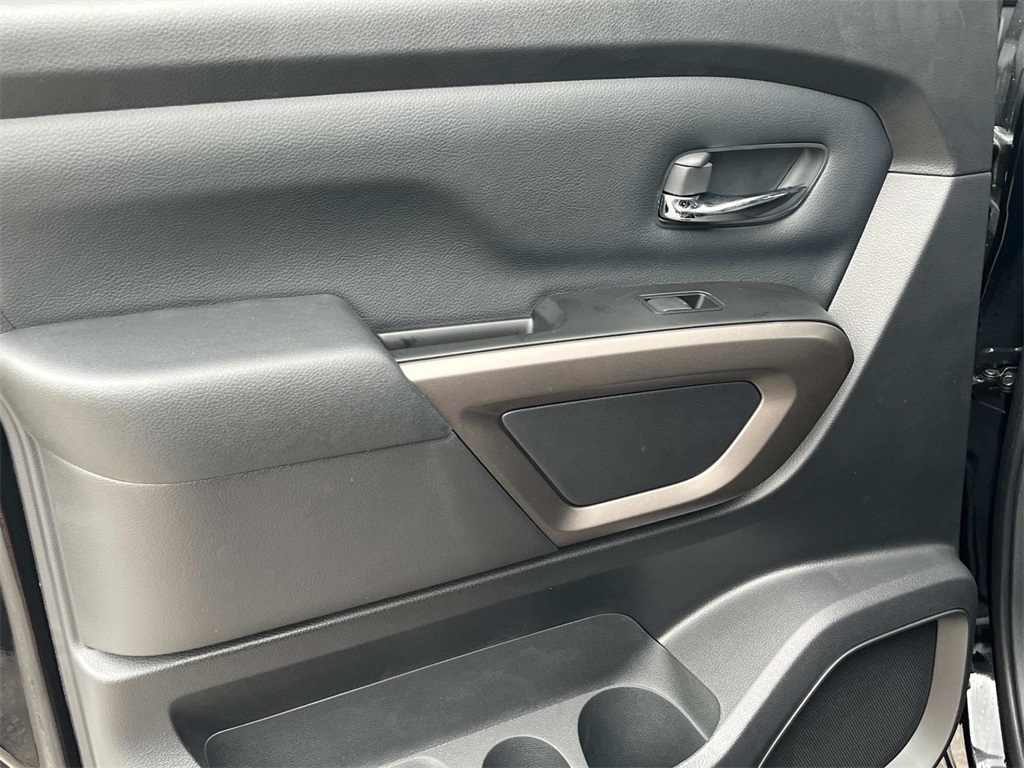 Vehicle image 19 of 30