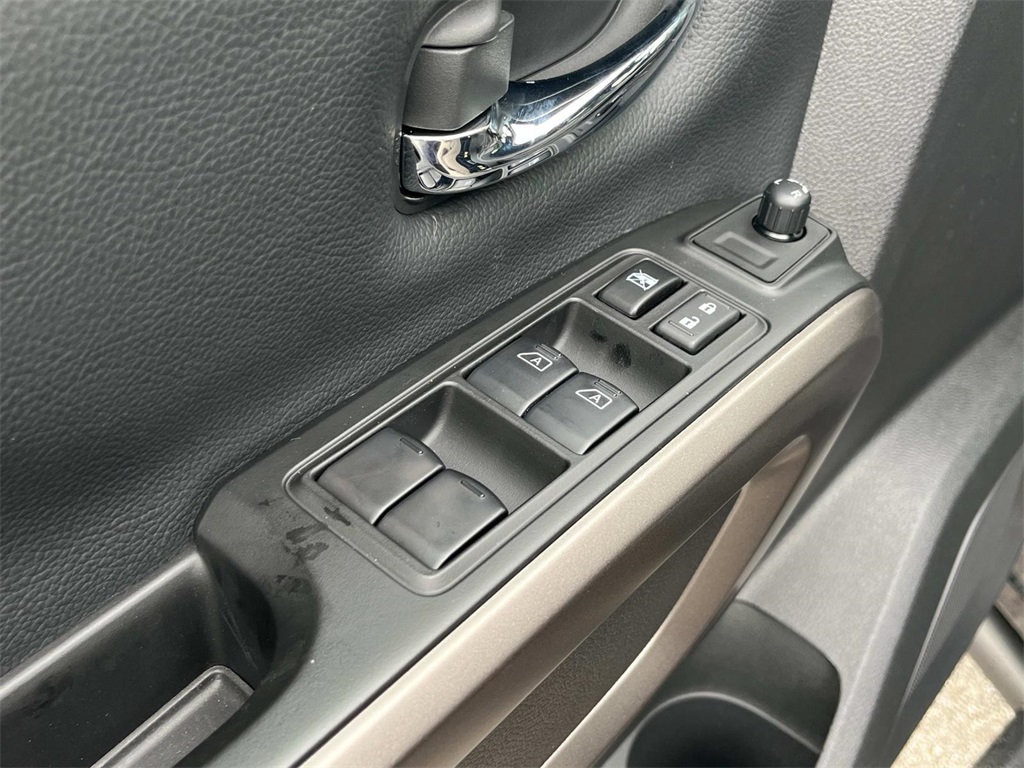 Vehicle image 27 of 30