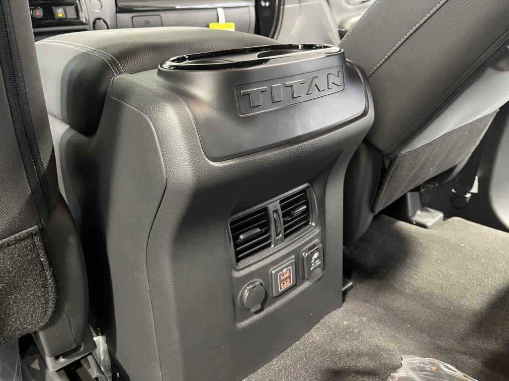 Vehicle image 17 of 21