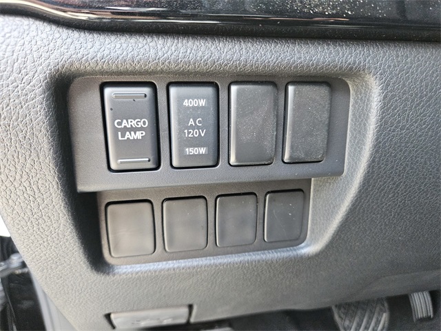 2024 Nissan Titan XD SV Image 21 of 38