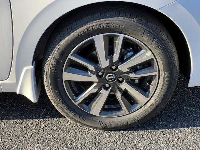 Vehicle image 9 of 19