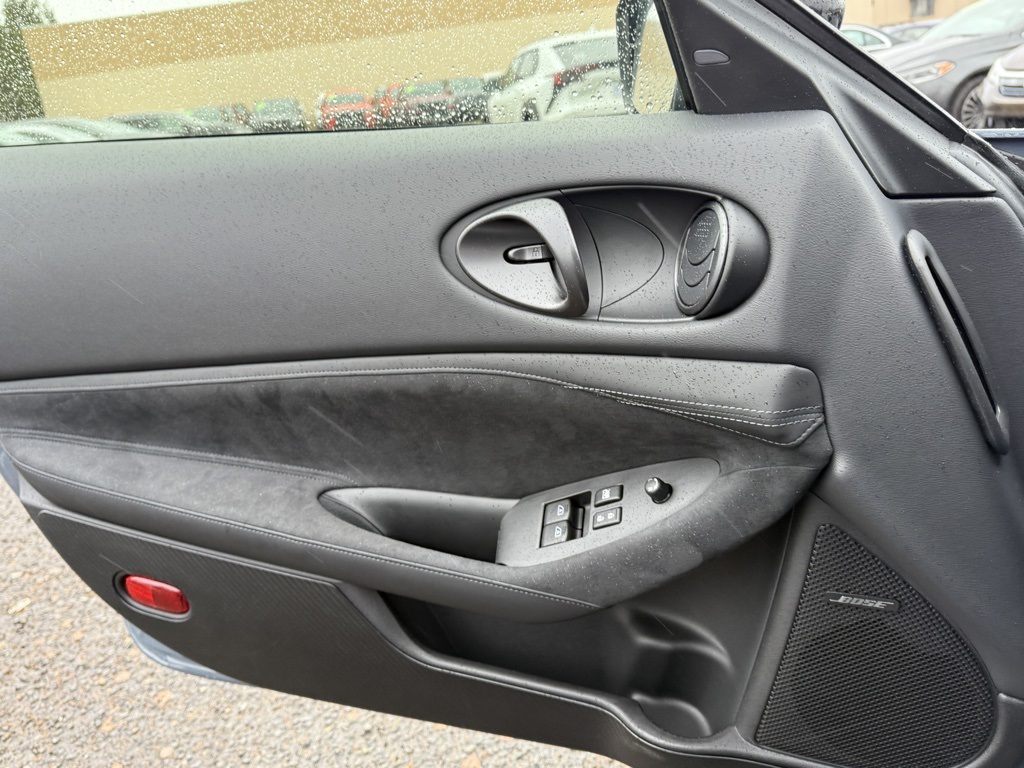 Vehicle image 25 of 33
