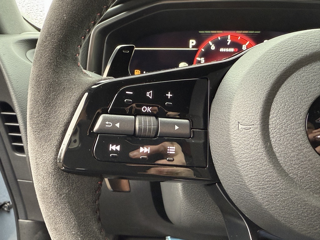 Vehicle image 27 of 33