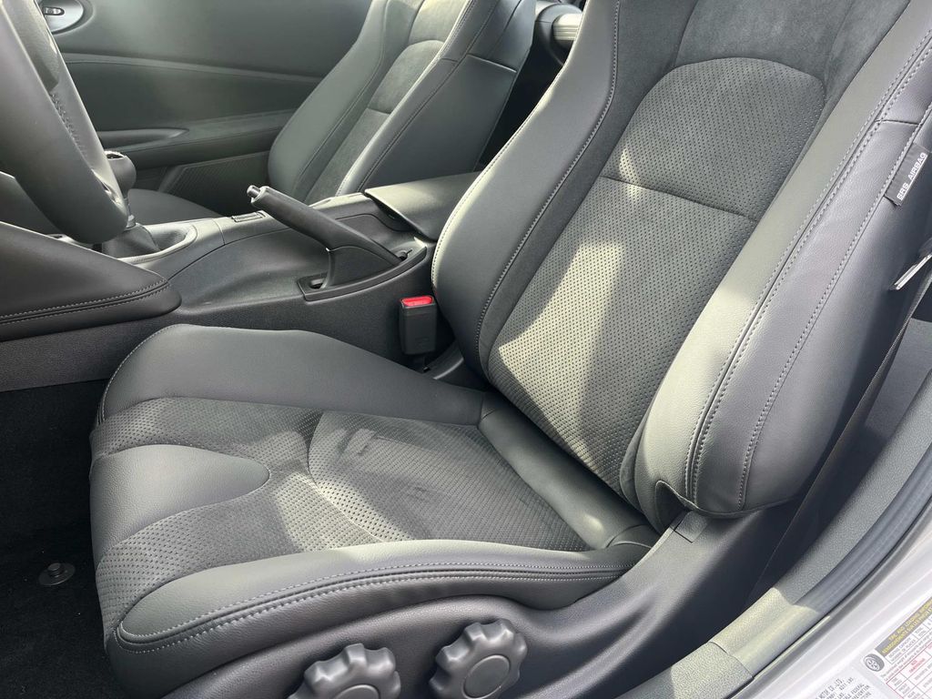 Vehicle image 21 of 32