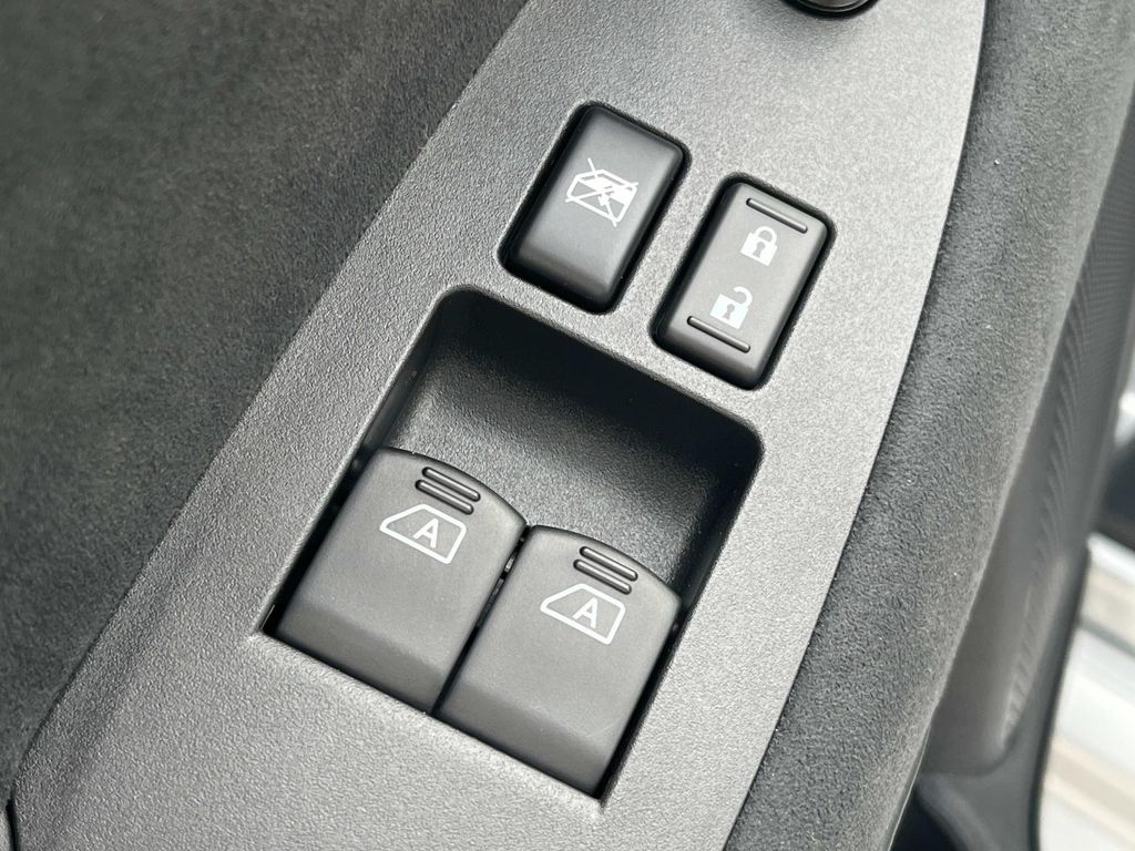 Vehicle image 18 of 32