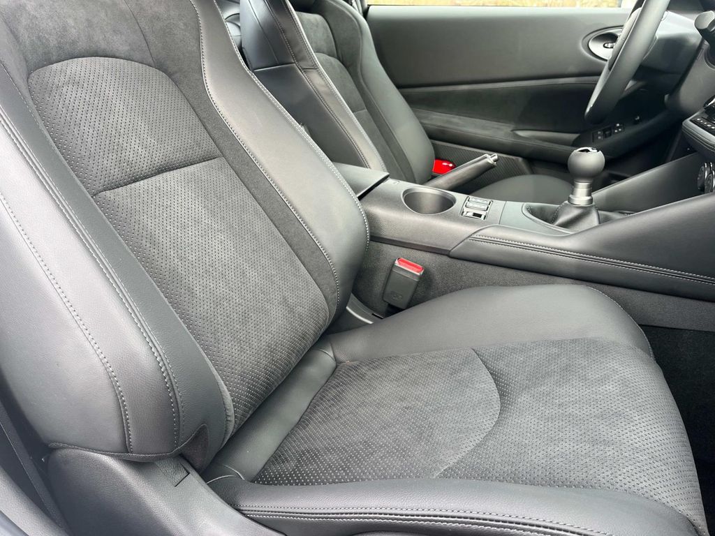Vehicle image 16 of 32