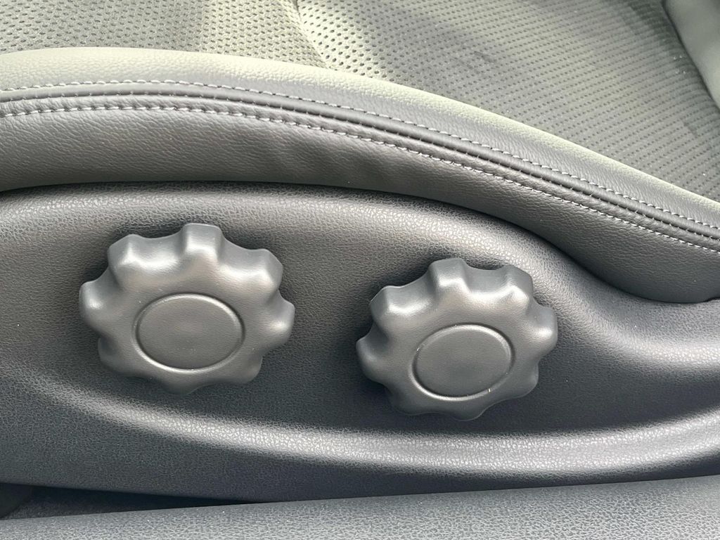 Vehicle image 20 of 32