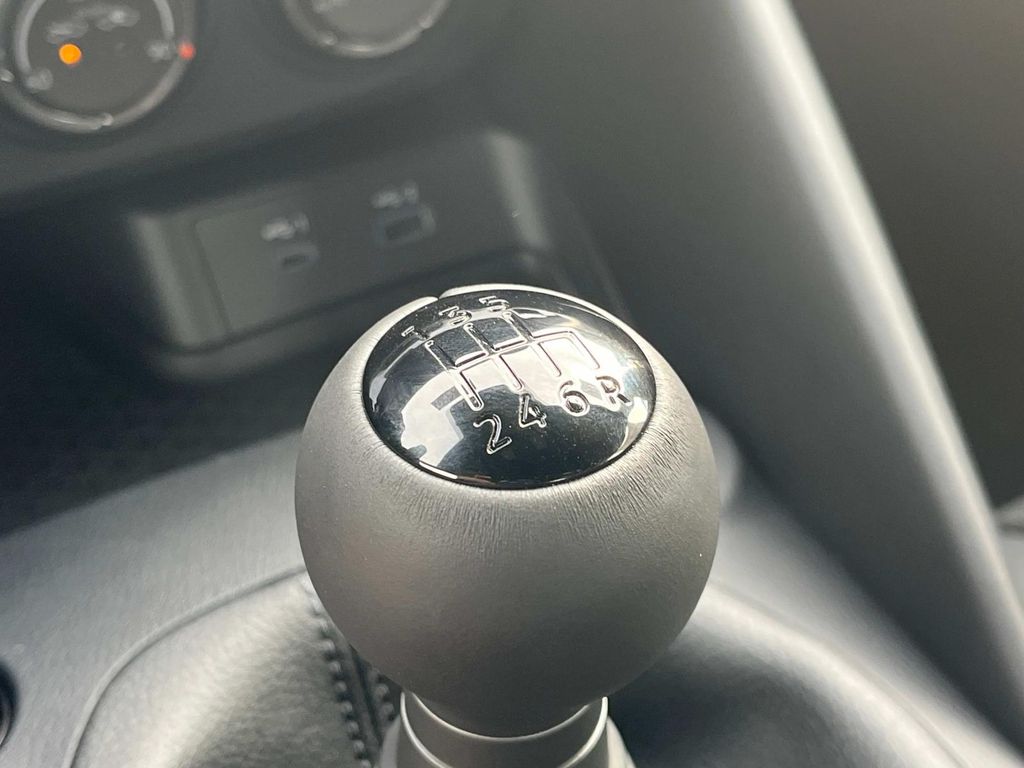 Vehicle image 26 of 32