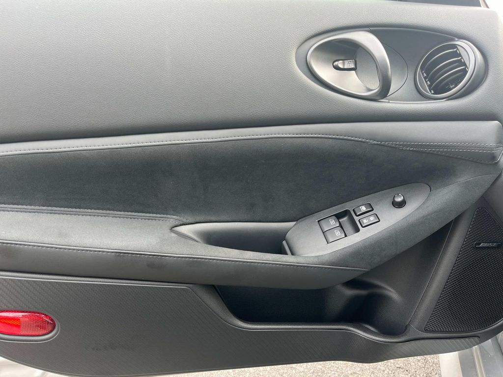 Vehicle image 17 of 32