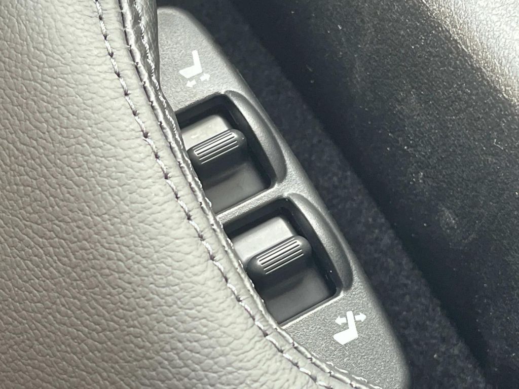 Vehicle image 24 of 32