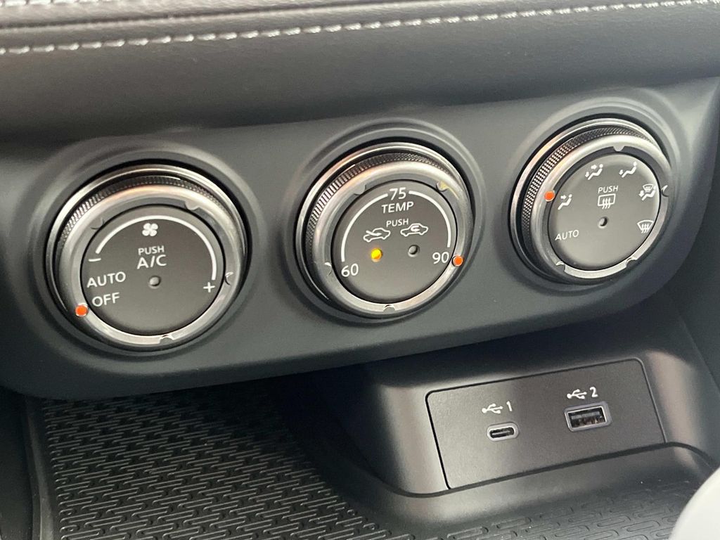 Vehicle image 28 of 32