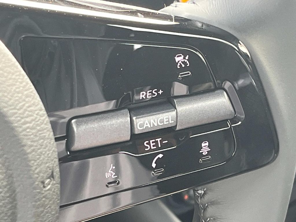 Vehicle image 23 of 32