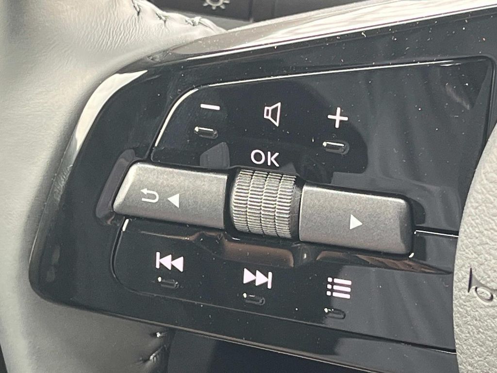 Vehicle image 22 of 32