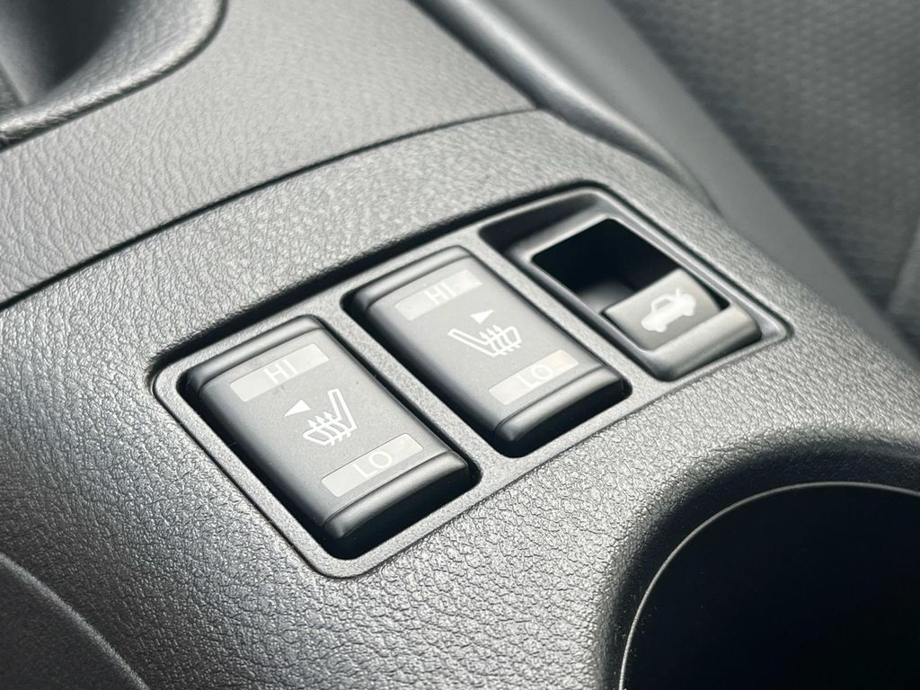 Vehicle image 25 of 32