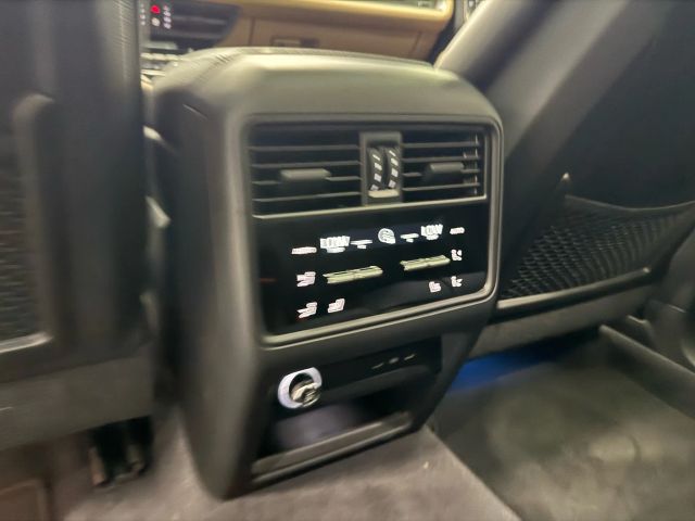Vehicle image 19 of 23