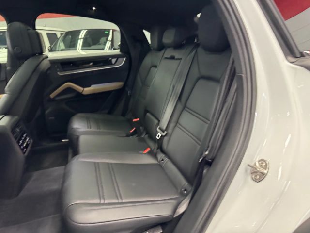 Vehicle image 13 of 23
