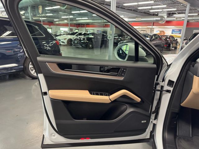 Vehicle image 21 of 23