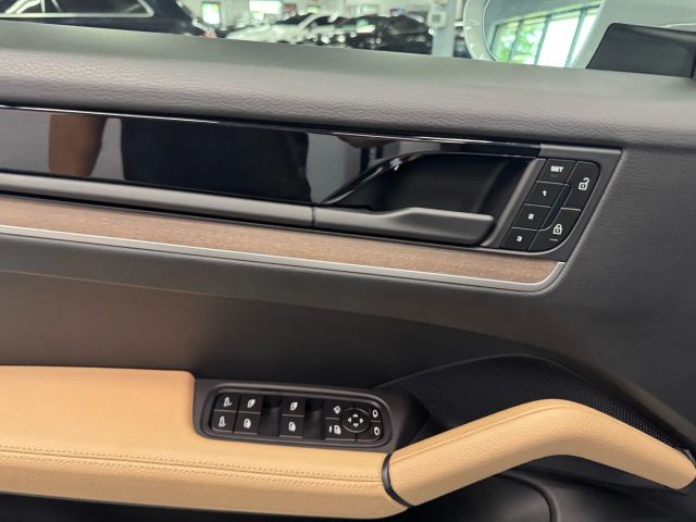 Vehicle image 18 of 23