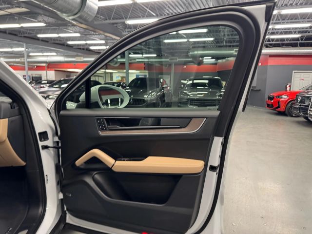 Vehicle image 16 of 23