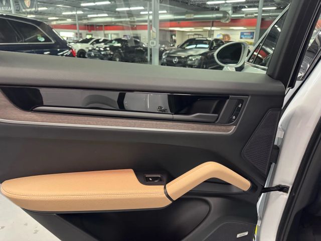 Vehicle image 17 of 23
