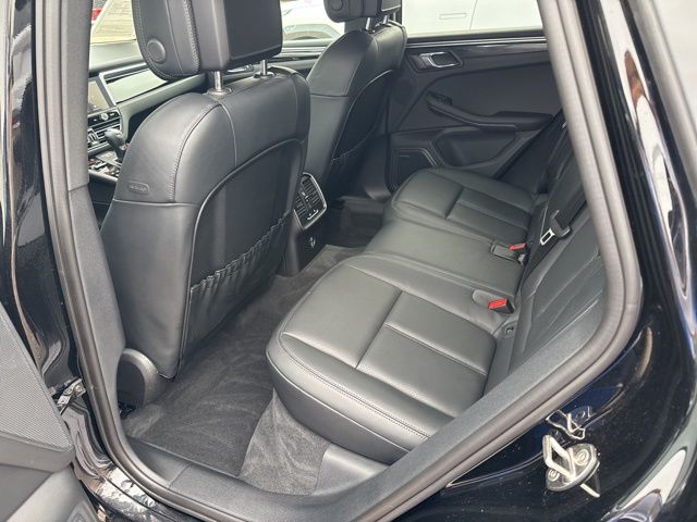 2024 Porsche Macan Base Image 8 of 30