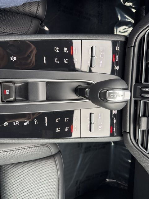 2024 Porsche Macan Base Image 17 of 30