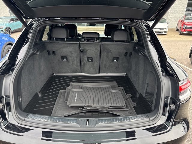 2024 Porsche Macan Base Image 6 of 30