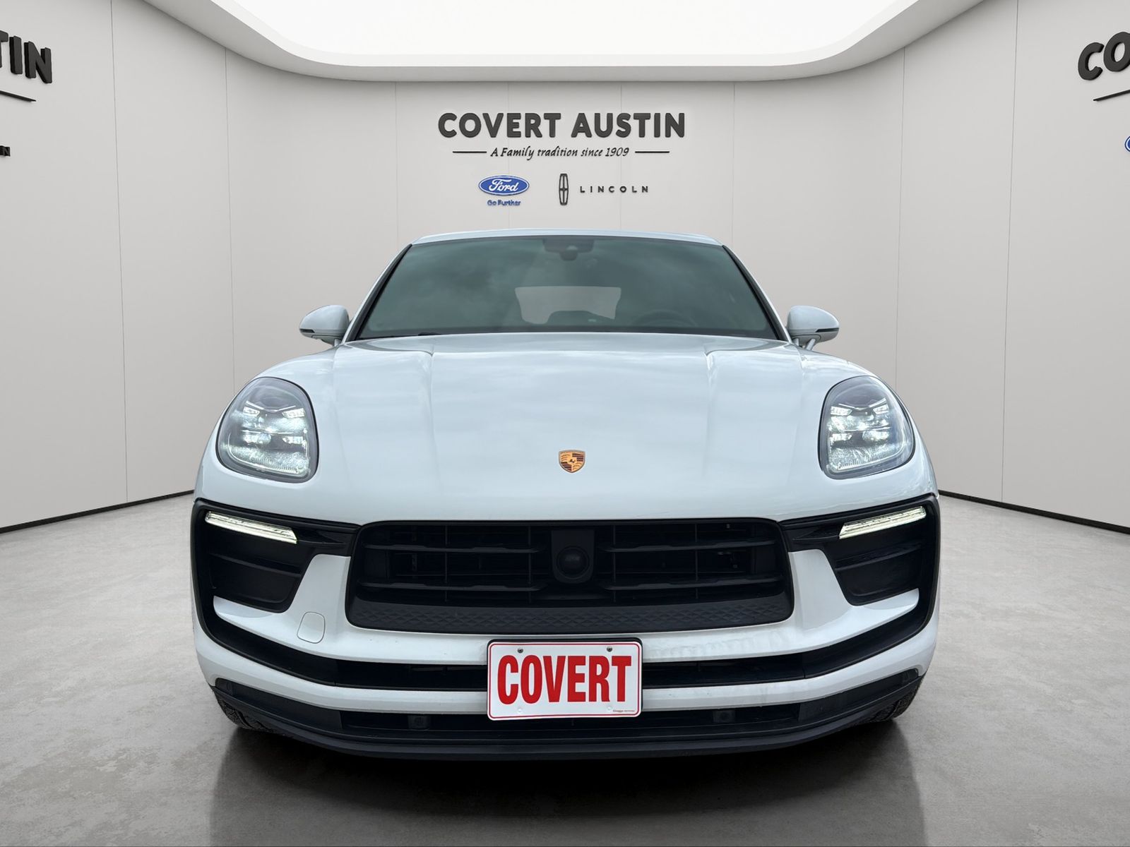 2024 Porsche Macan Base Image 3 of 29