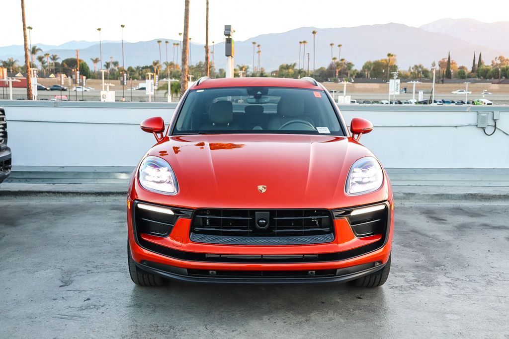 2024 Porsche Macan Base Image 2 of 31