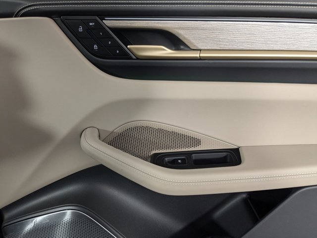 Vehicle image 21 of 25