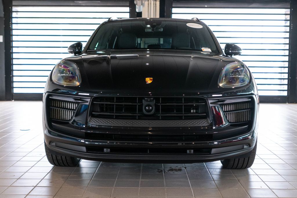 2024 Porsche Macan S Image 2 of 40