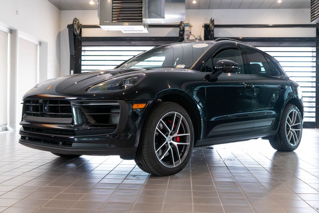 2024 Porsche Macan S Image 1 of 40
