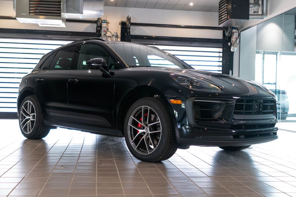 2024 Porsche Macan S Image 3 of 40