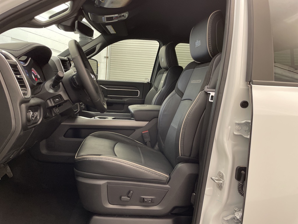 Vehicle image 23 of 28