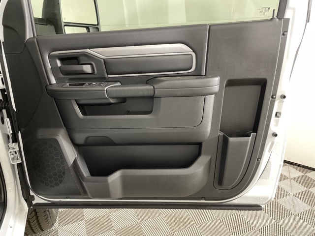 Vehicle image 33 of 38