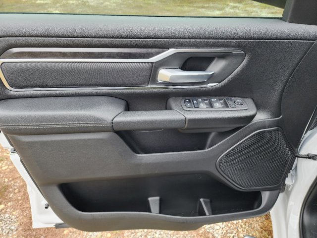 Vehicle image 24 of 32