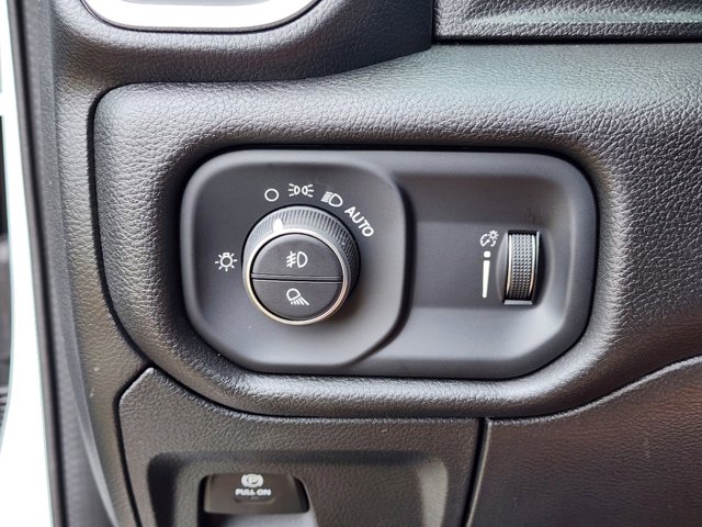 Vehicle image 25 of 32