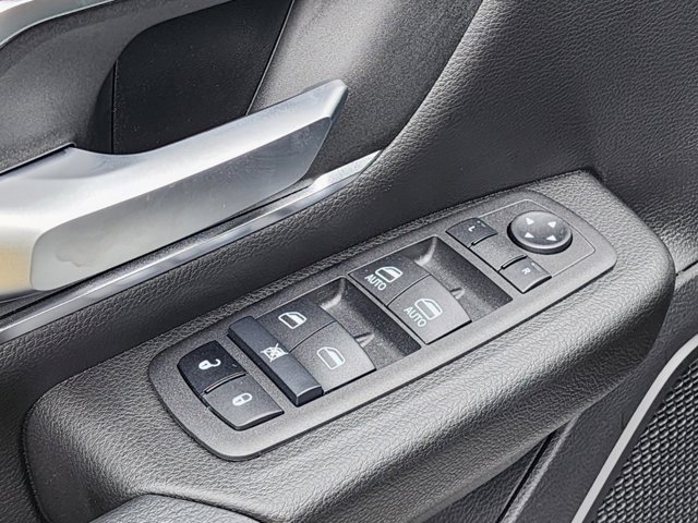 Vehicle image 28 of 32
