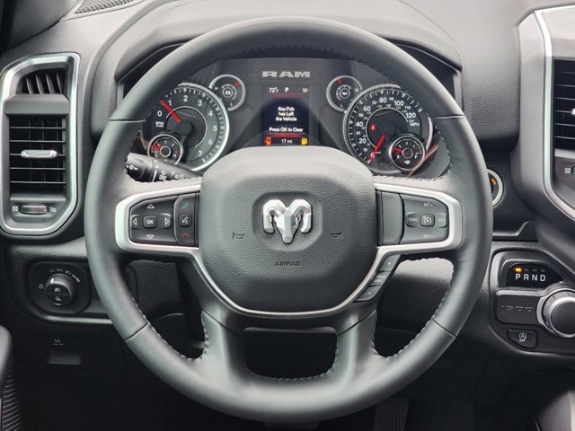 Vehicle image 17 of 32