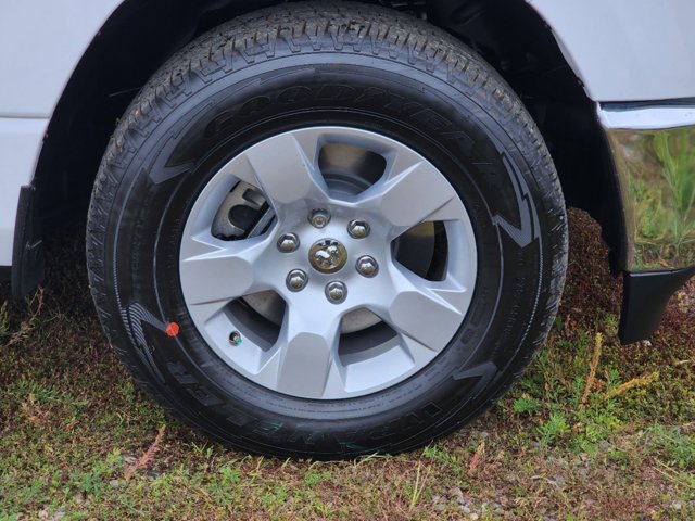 Vehicle image 10 of 32