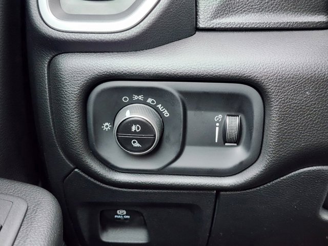 Vehicle image 31 of 33