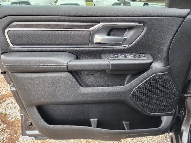 Vehicle image 25 of 33
