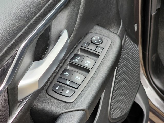 Vehicle image 27 of 33