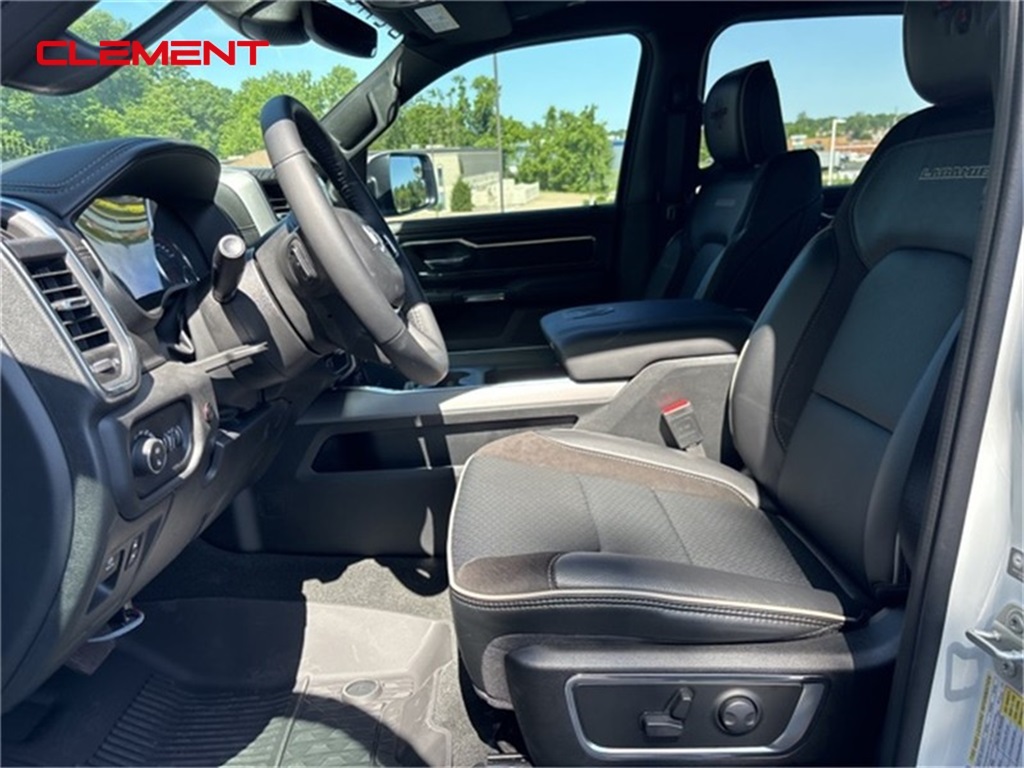 Vehicle image 25 of 34